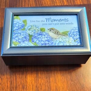 MUSICAL JEWELRY BOX.